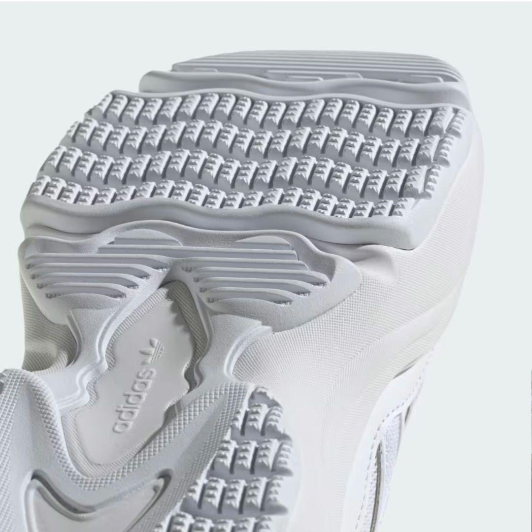 新品未使用　adidas OZGAIA W 24.0cm ホワイト