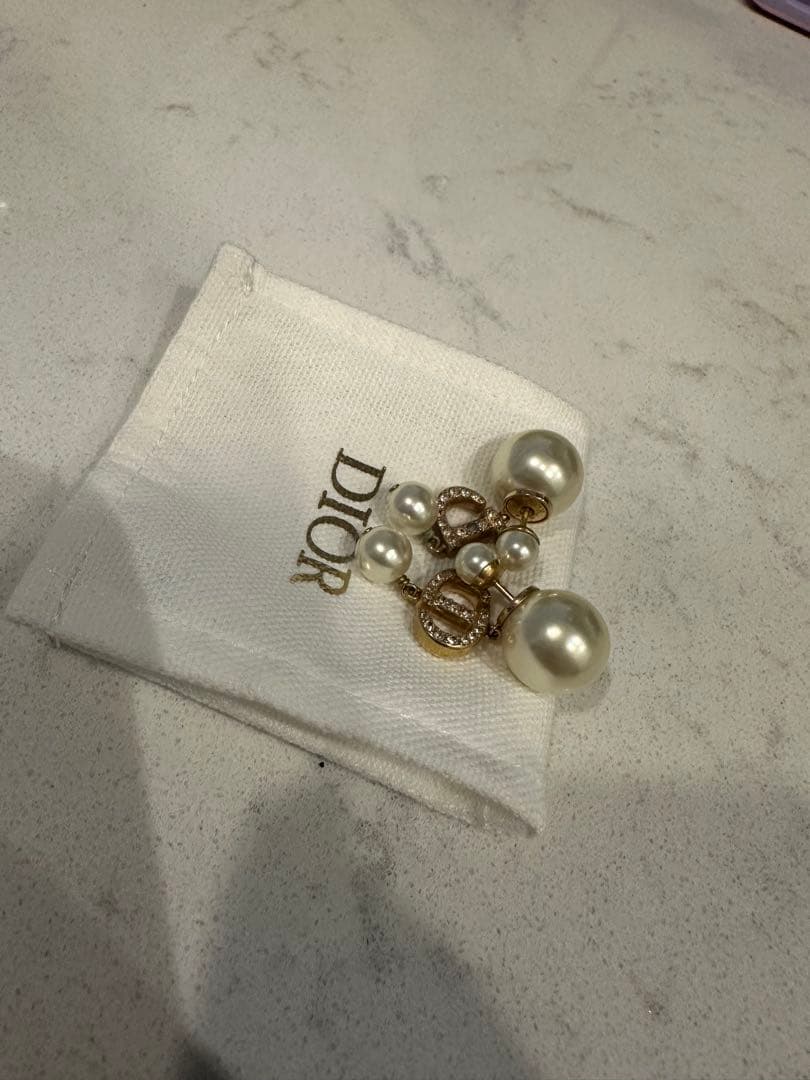 Dior パール ロゴデザイン ピアス