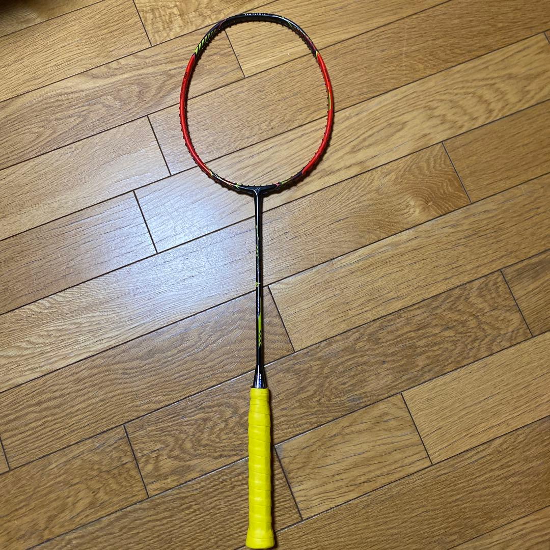 バドミントンラケット アイソメトリック形状 レッド/ブラック/イエロー