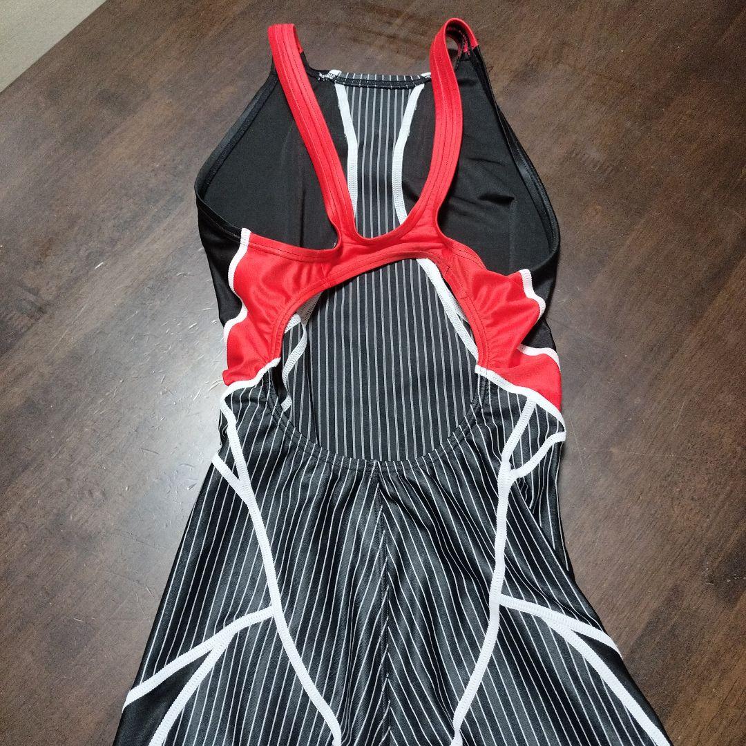 asics スポーツ用水着 黒/赤 ストライプ