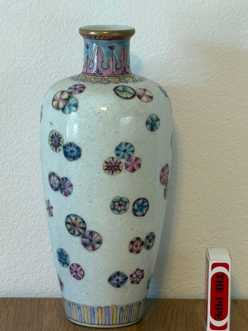 多色模様の細長い花瓶