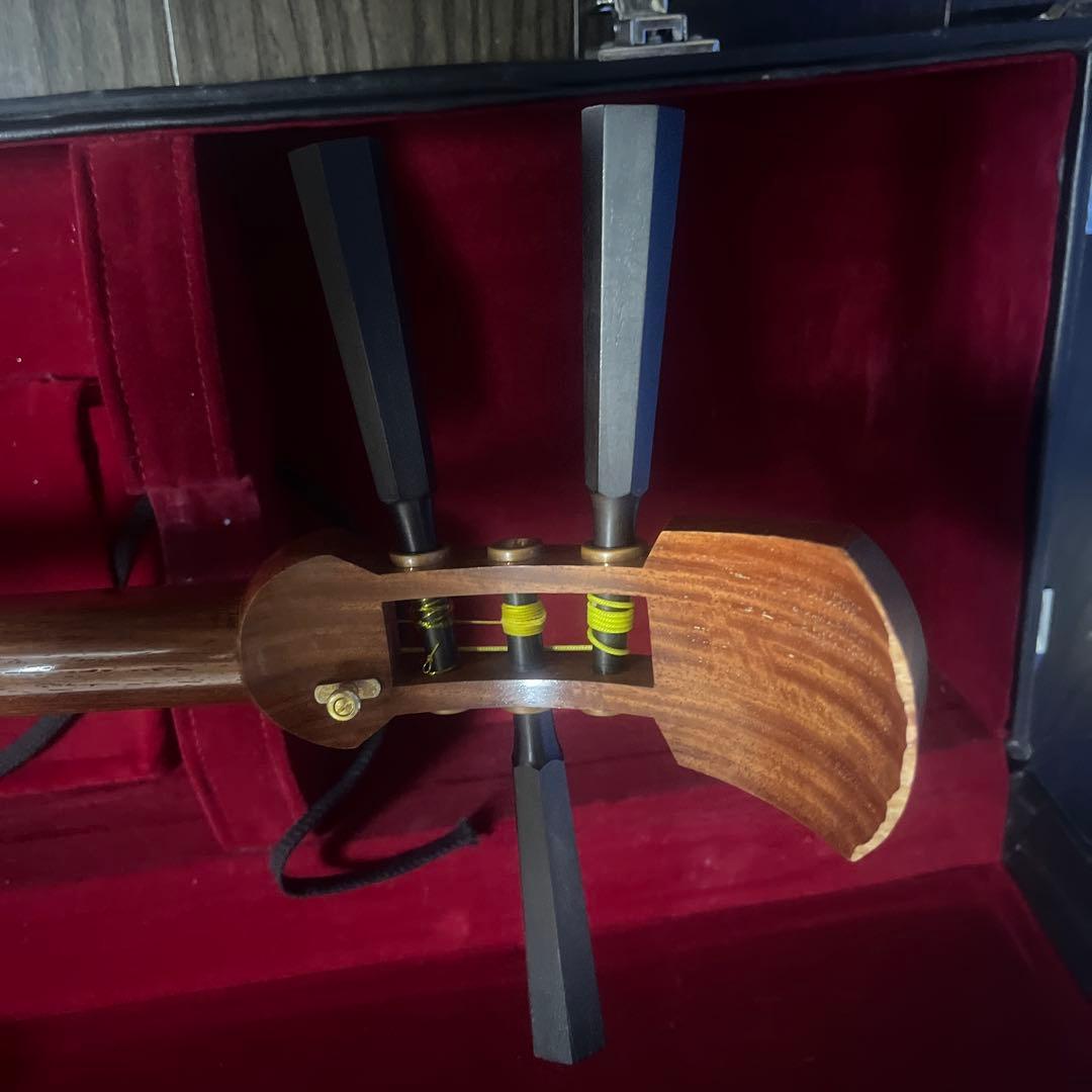 三味線本体 木製 3本の弦 専用ケース付き