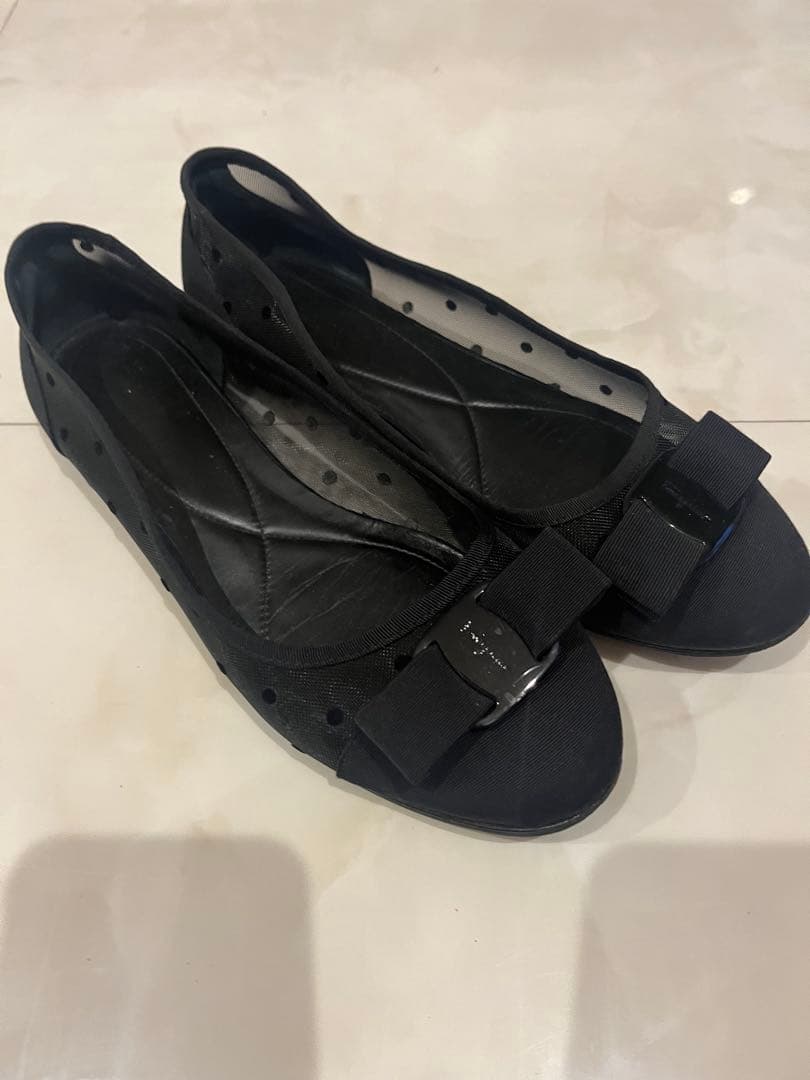 フェラガモフラットシューズ 7D リボン付きドットブラックフラットシューズ