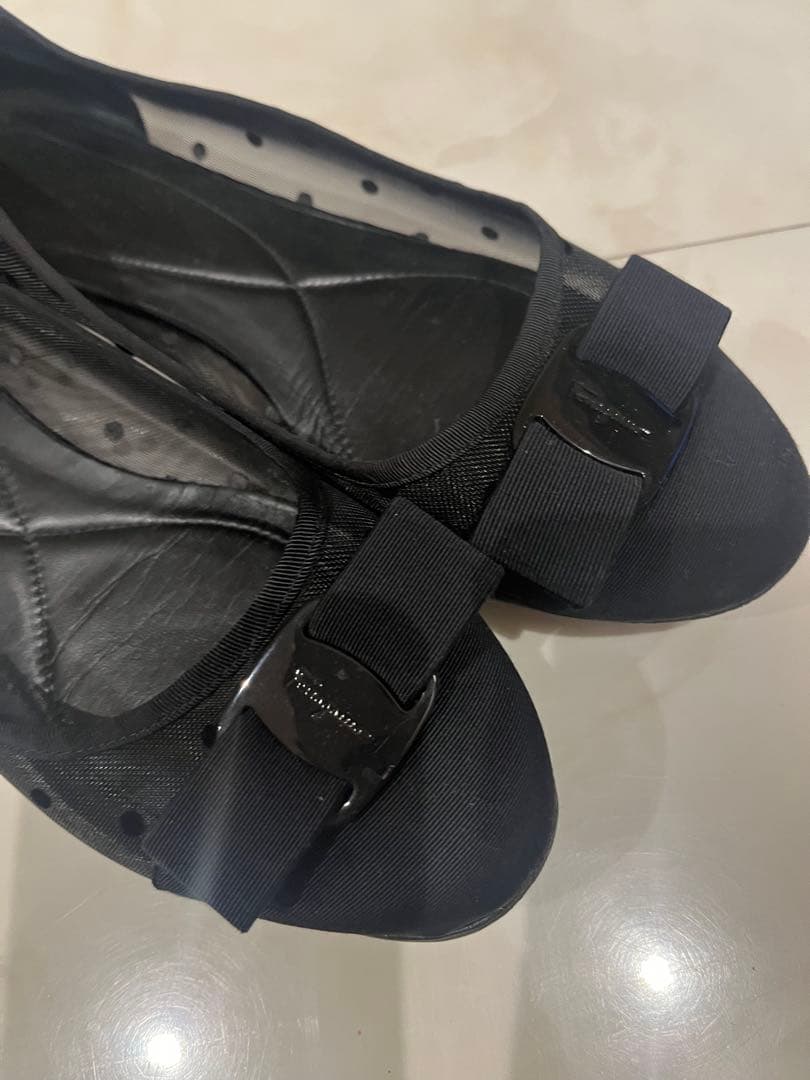 フェラガモフラットシューズ 7D リボン付きドットブラックフラットシューズ