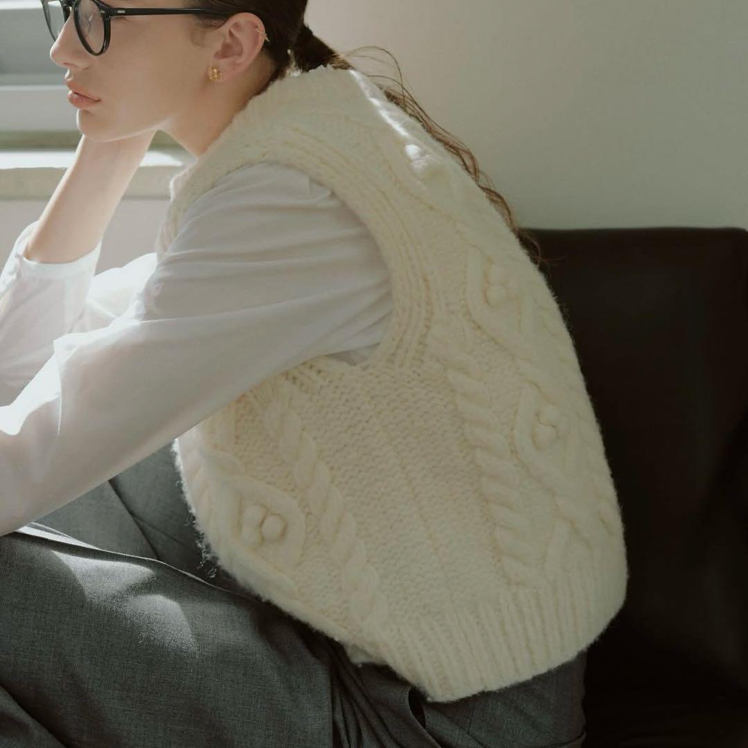 OHGA KNIT VEST ホワイト白　オーガ　ニットベスト　ケーブルニット