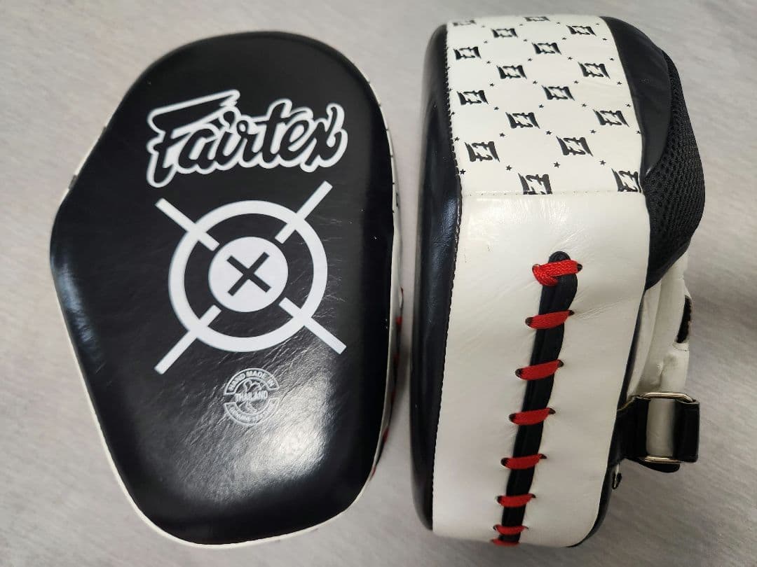 Fairtex キックミット 黒/白
