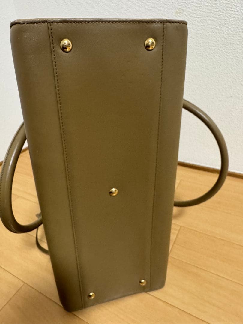 フェラガモ レザートートバッグ ベージュ　ゴールド金具　比較的美品