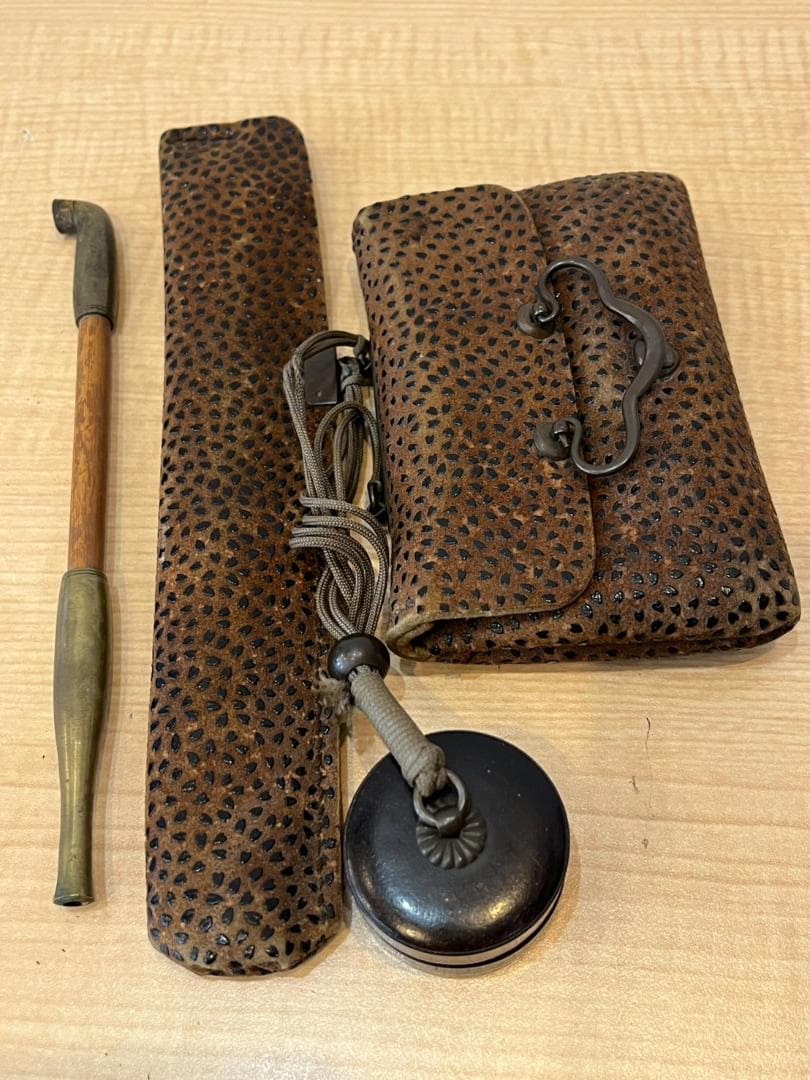 【骨董】【希少】印伝　煙草入れ（刻み煙草入り）、煙管入れ、火付け入れの３点セット