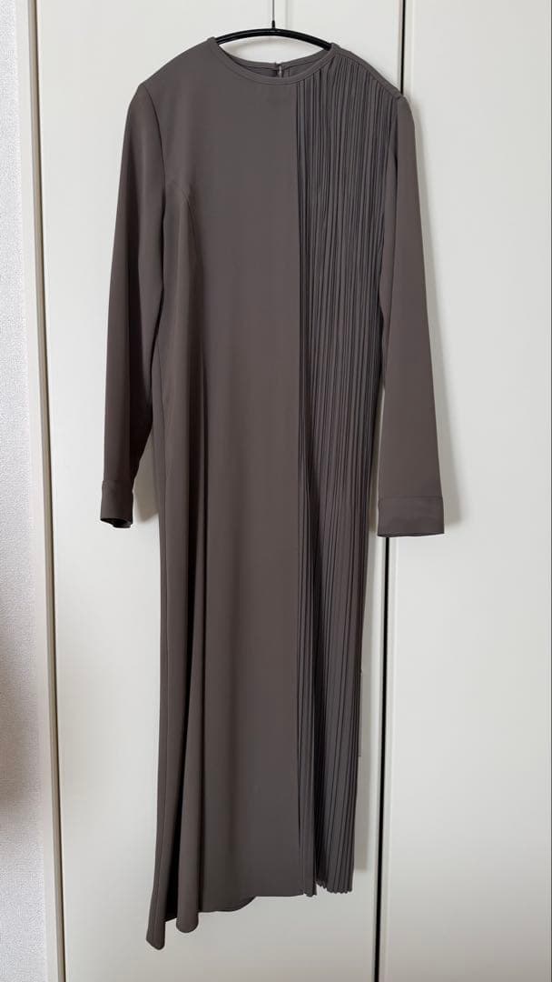 anuans アシンメトリープリーツ長袖ワンピース　フリーサイズ