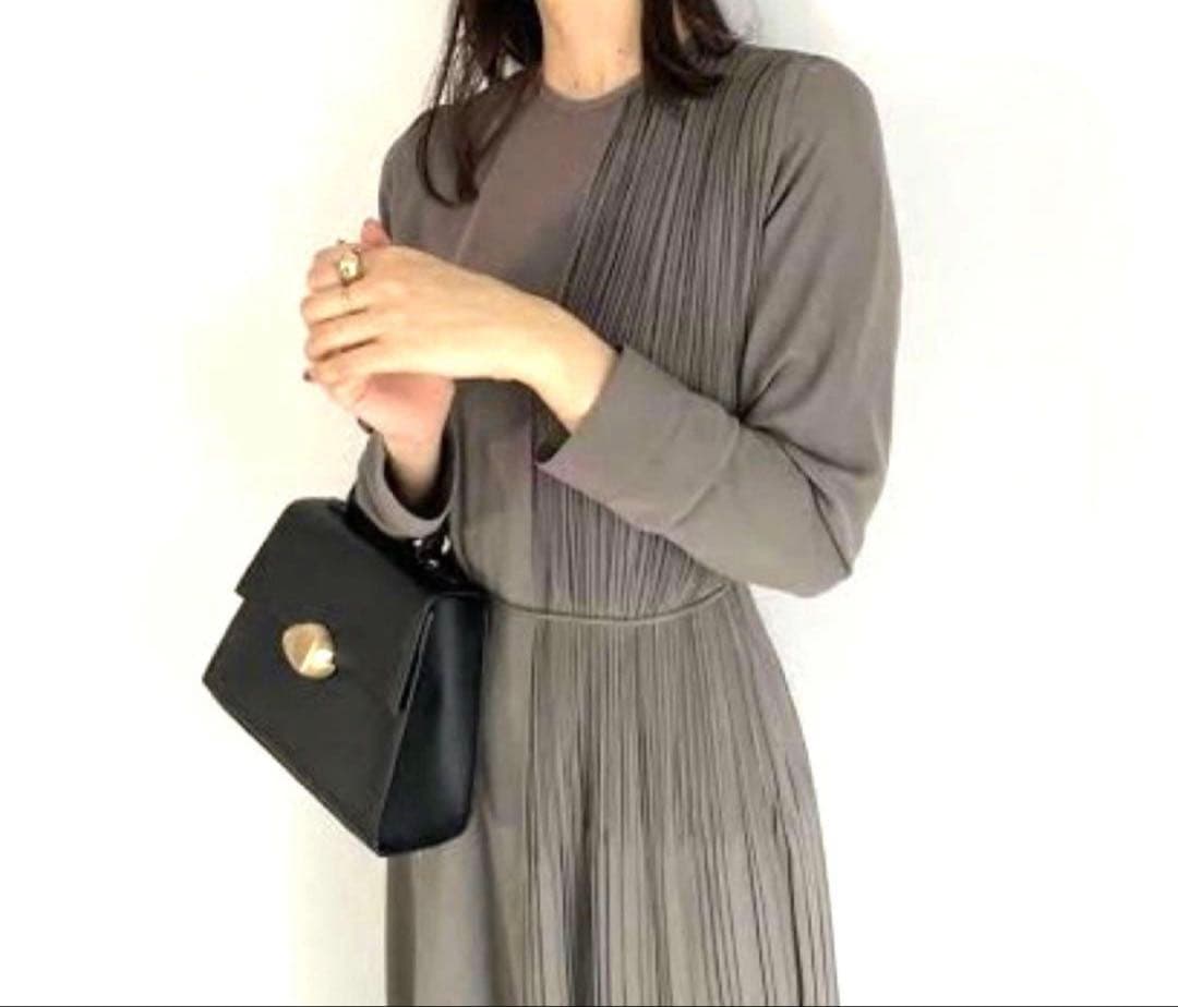 anuans アシンメトリープリーツ長袖ワンピース　フリーサイズ