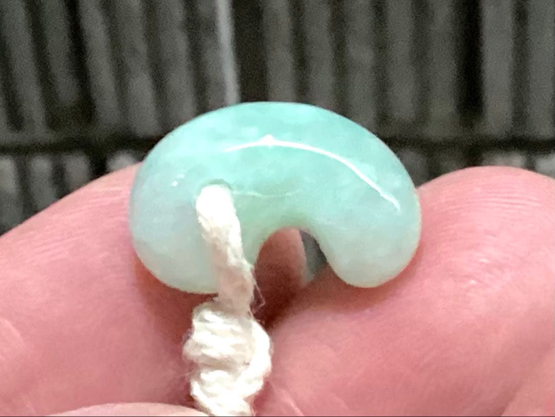 桁違いの極上品質　50年前のガラス質麻紐付保管品　糸魚川翡翠勾玉　鑑別書無し安価