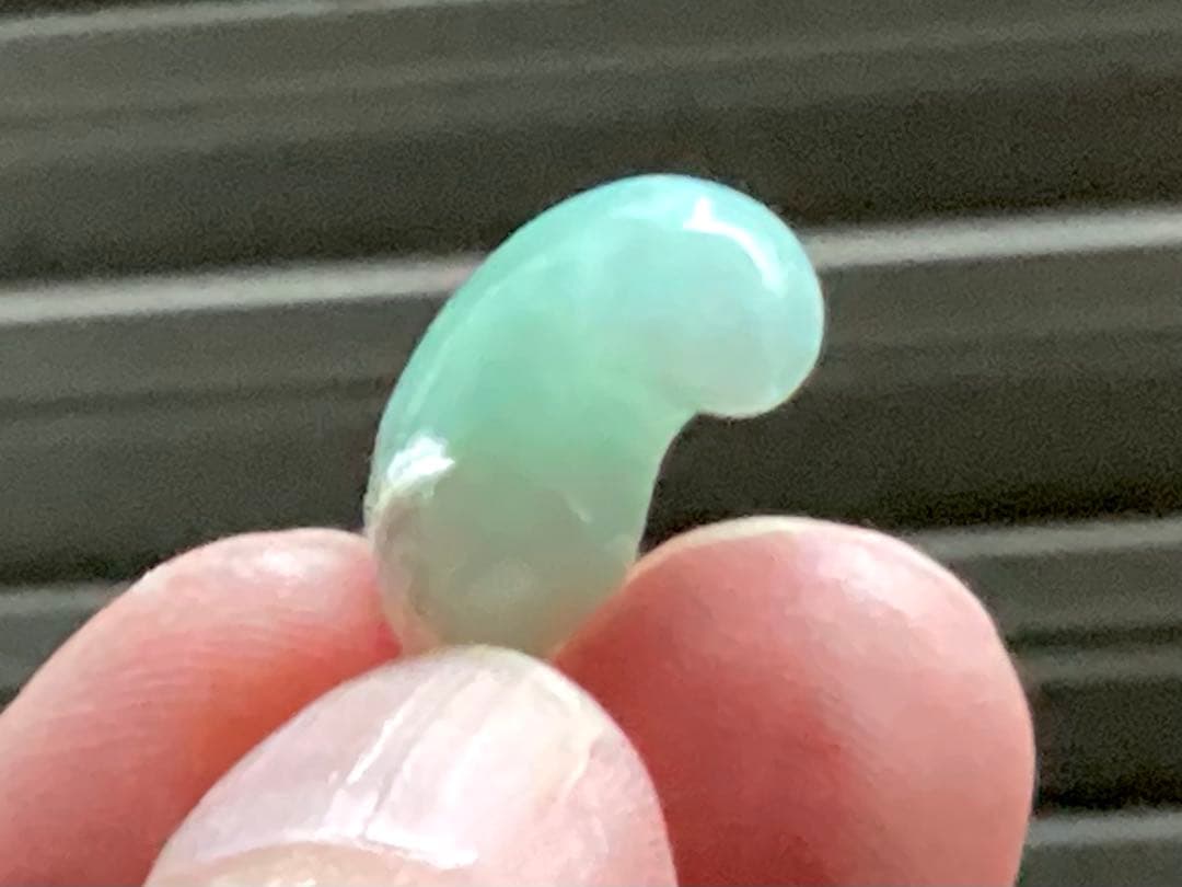 桁違いの極上品質　50年前のガラス質麻紐付保管品　糸魚川翡翠勾玉　鑑別書無し安価