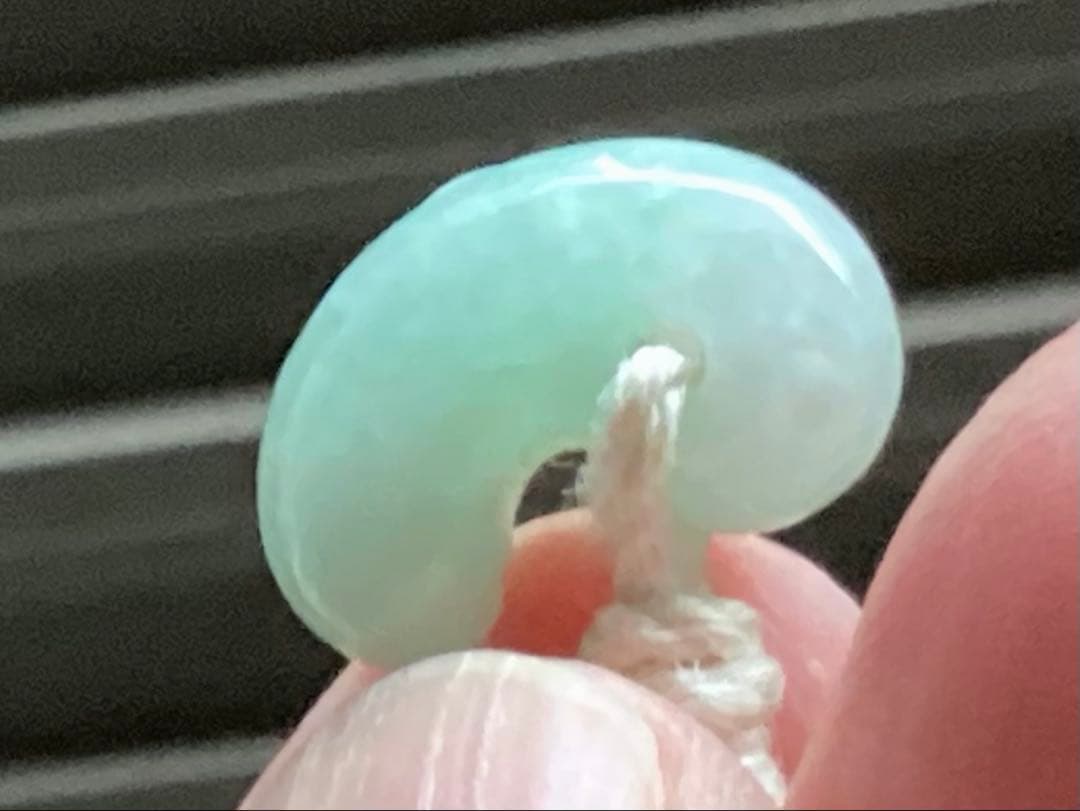 桁違いの極上品質　50年前のガラス質麻紐付保管品　糸魚川翡翠勾玉　鑑別書無し安価