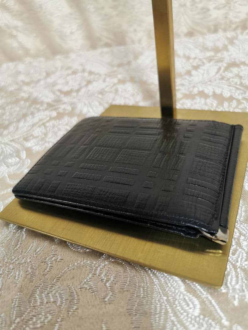 BURBERRY 　二つ折り財布　エンボズ　マネークリップ　ブラック　黒