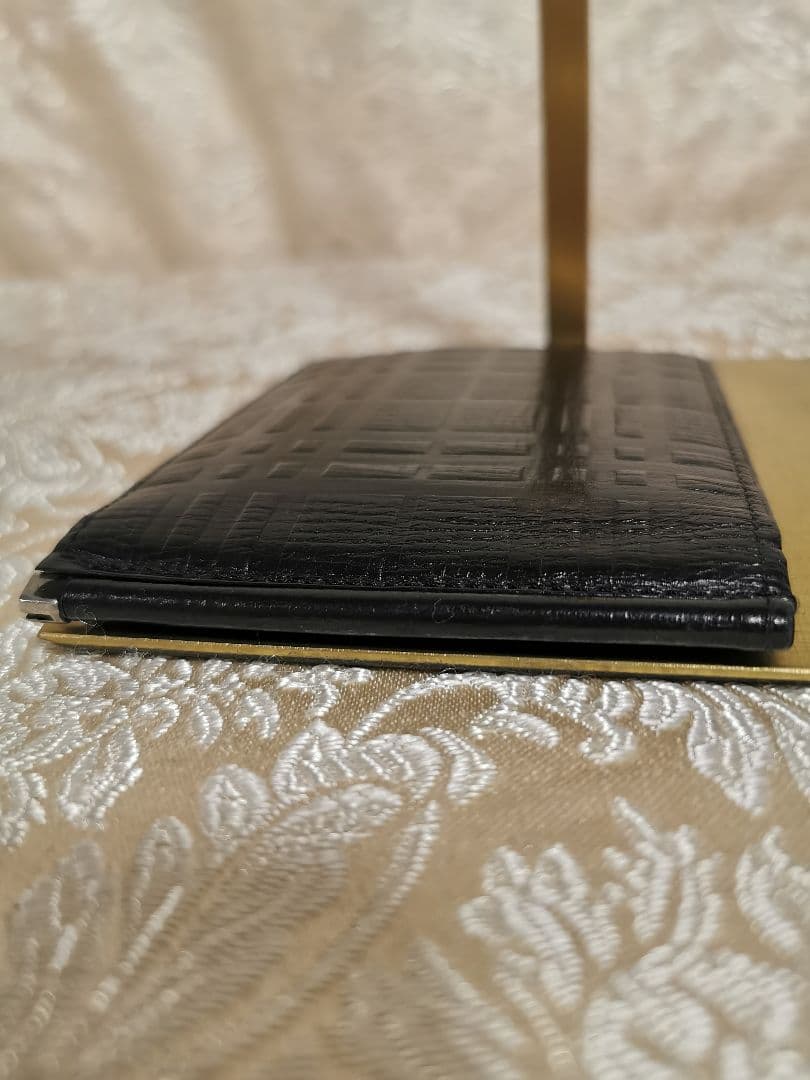 BURBERRY 　二つ折り財布　エンボズ　マネークリップ　ブラック　黒