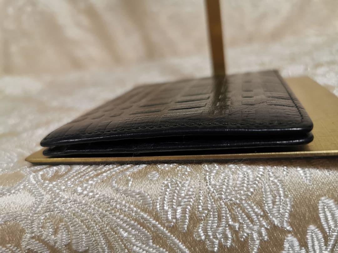 BURBERRY 　二つ折り財布　エンボズ　マネークリップ　ブラック　黒