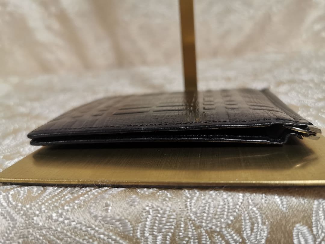 BURBERRY 　二つ折り財布　エンボズ　マネークリップ　ブラック　黒