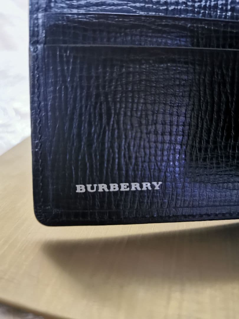 BURBERRY 　二つ折り財布　エンボズ　マネークリップ　ブラック　黒