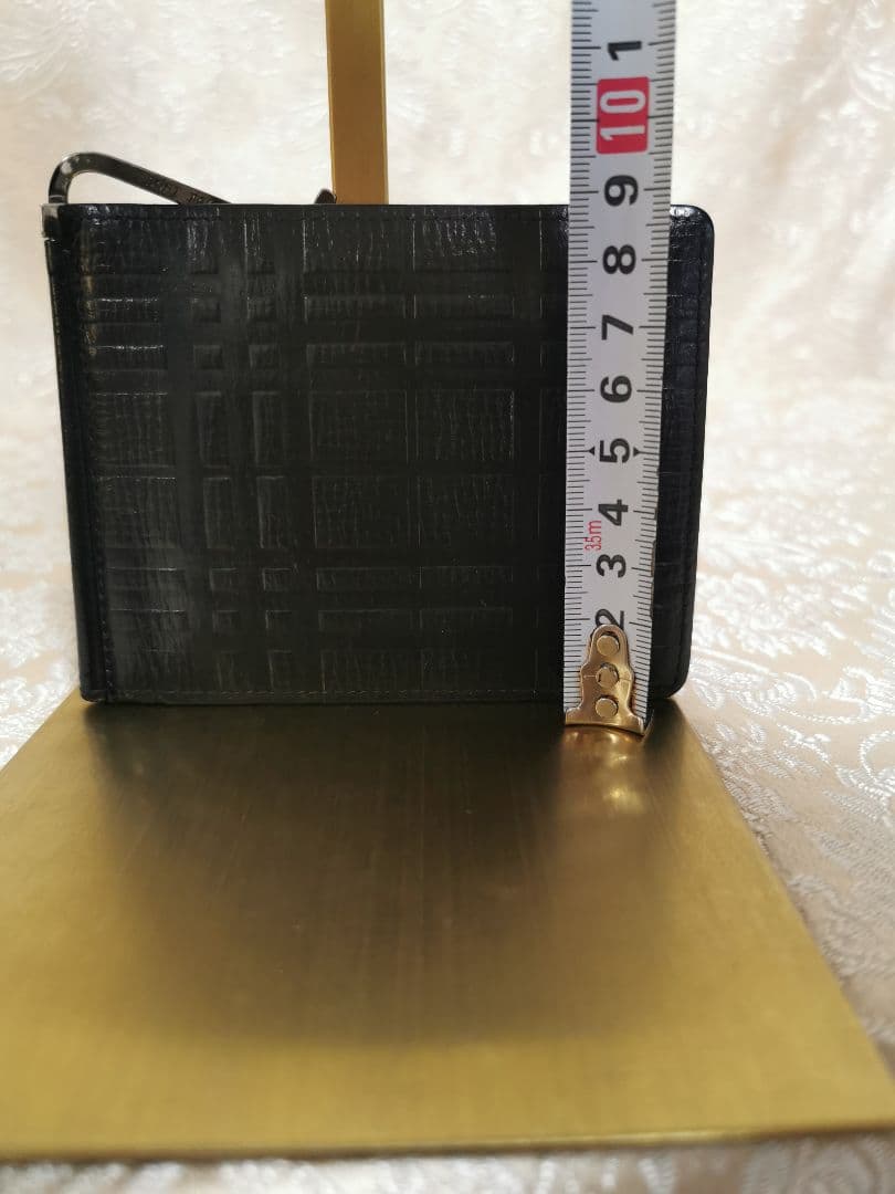 BURBERRY 　二つ折り財布　エンボズ　マネークリップ　ブラック　黒