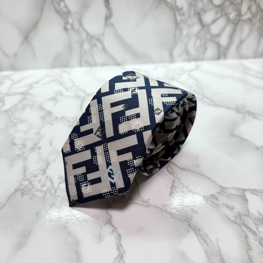 ✨未使用級✨ 激レア FENDI ネクタイ シルク100% ズッカ柄 デカロゴ