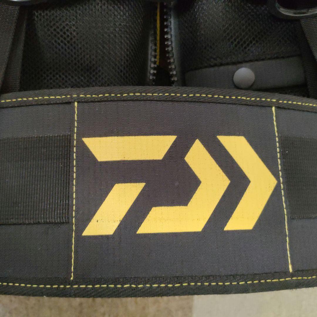 【DAIWA　DF-6107（ベンチクールゲームベストIII）】ブラックイエロー