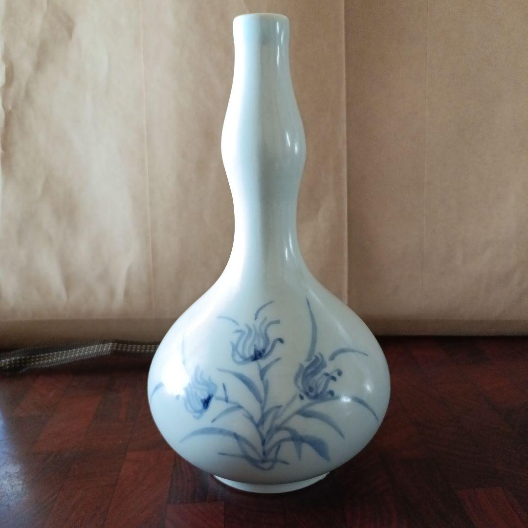 青花草花文白磁瓶　池 順鐸（ジ・スンタク、지순탁 ）作　共箱、陶歴、紹介付き