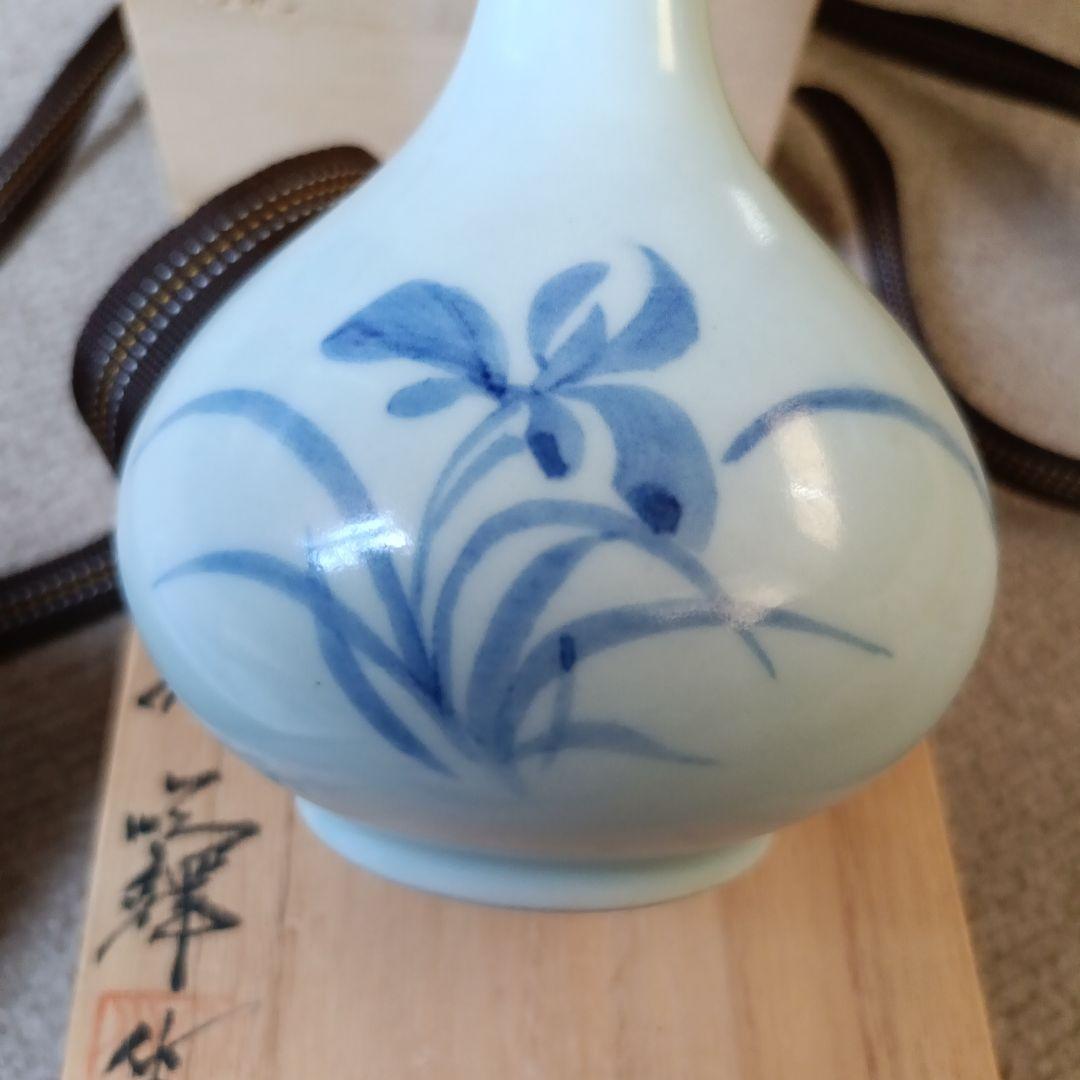 青花草花文白磁瓶　池 順鐸（ジ・スンタク、지순탁 ）作　共箱、陶歴、紹介付き