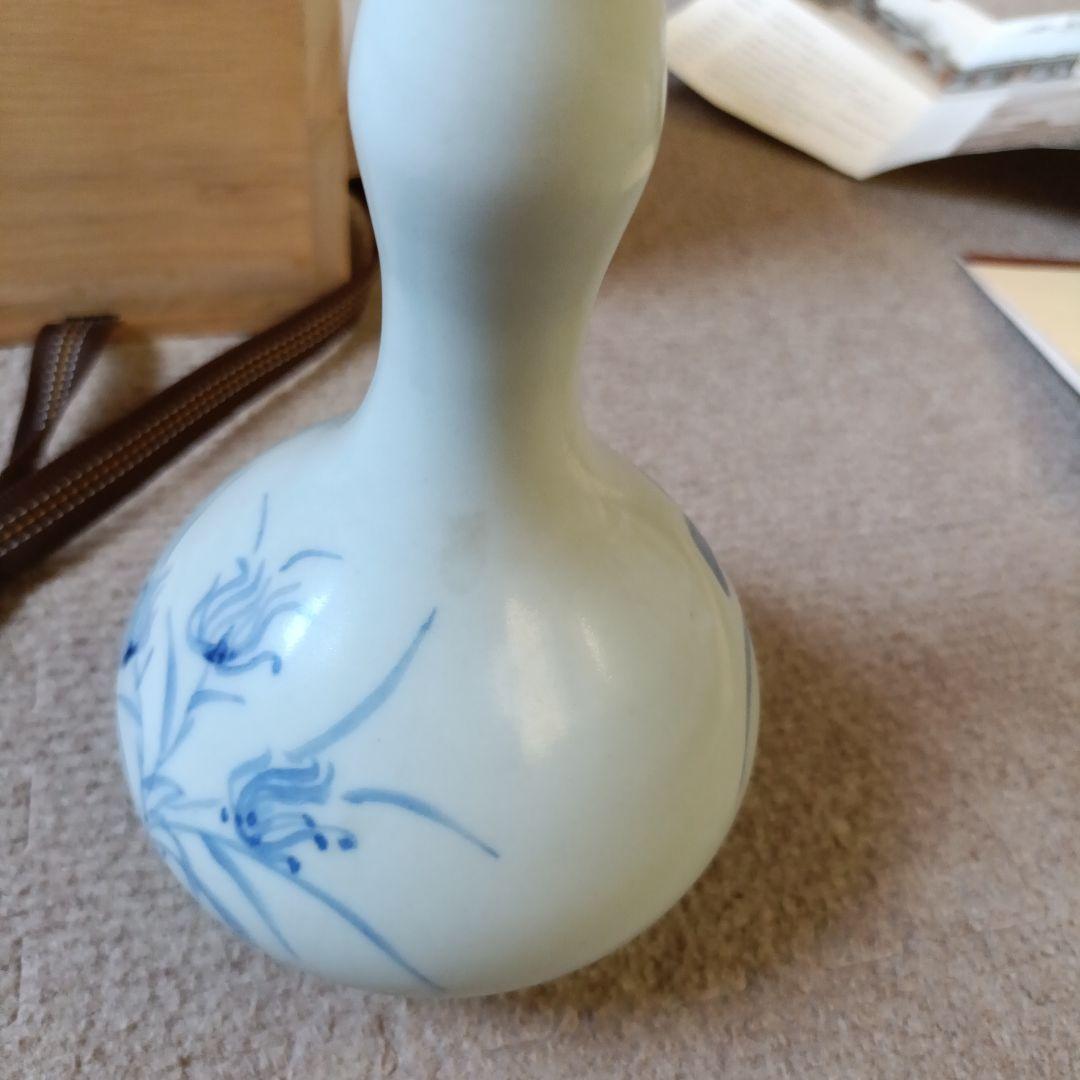 青花草花文白磁瓶　池 順鐸（ジ・スンタク、지순탁 ）作　共箱、陶歴、紹介付き