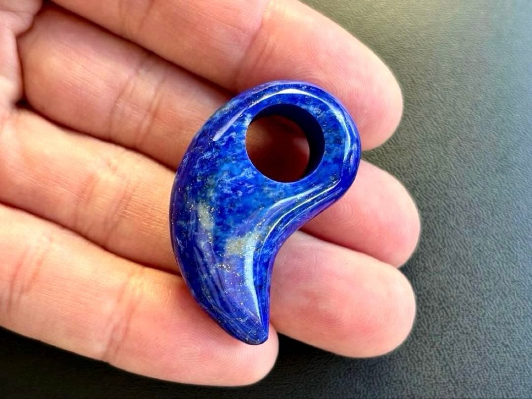 ちくわ様　幸運を象徴する最強の聖石　幻のロイヤルブルーオールドラピスラズリの勾玉