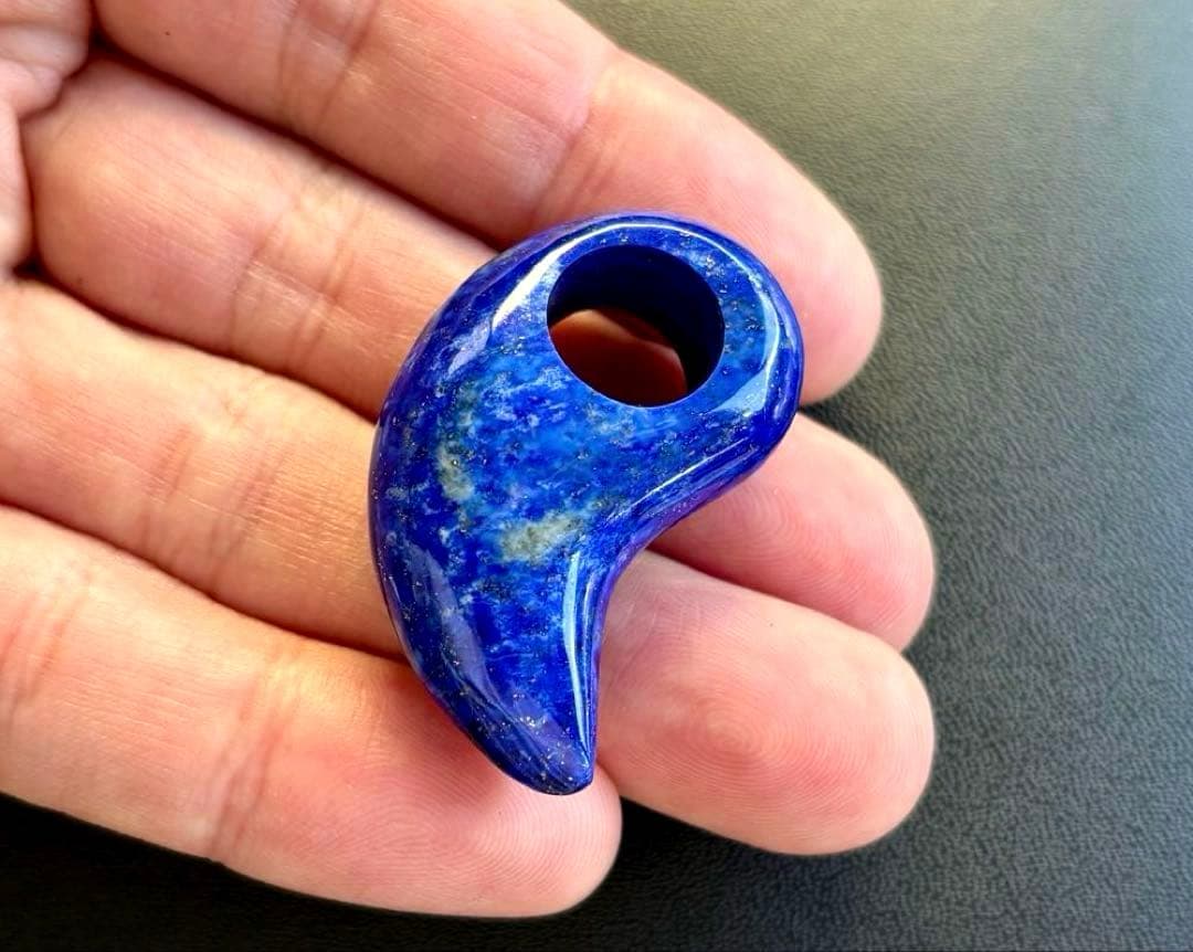 ちくわ様　幸運を象徴する最強の聖石　幻のロイヤルブルーオールドラピスラズリの勾玉