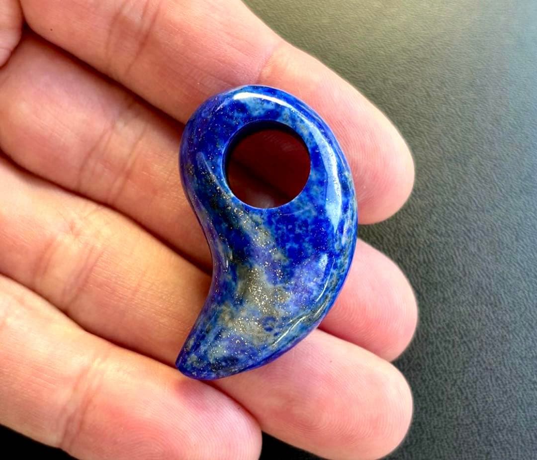 ちくわ様　幸運を象徴する最強の聖石　幻のロイヤルブルーオールドラピスラズリの勾玉