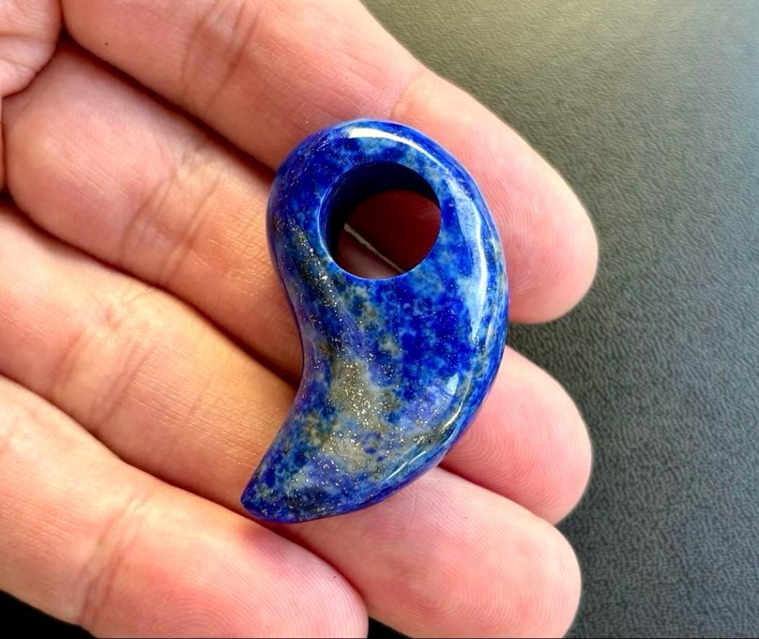 ちくわ様　幸運を象徴する最強の聖石　幻のロイヤルブルーオールドラピスラズリの勾玉