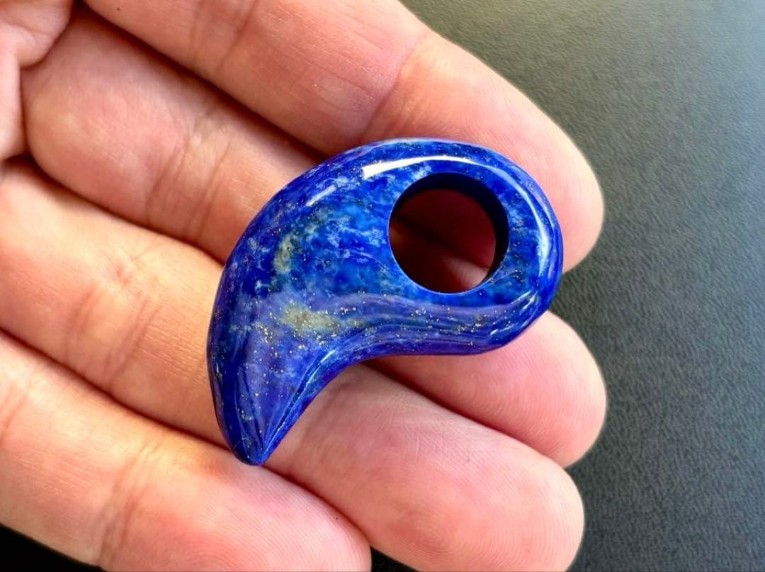 ちくわ様　幸運を象徴する最強の聖石　幻のロイヤルブルーオールドラピスラズリの勾玉