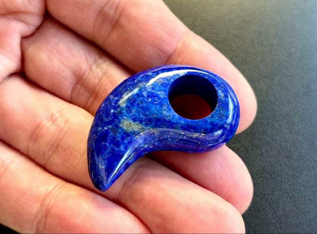 ちくわ様　幸運を象徴する最強の聖石　幻のロイヤルブルーオールドラピスラズリの勾玉