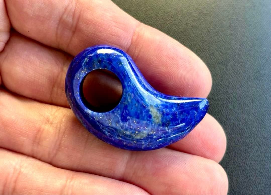 ちくわ様　幸運を象徴する最強の聖石　幻のロイヤルブルーオールドラピスラズリの勾玉