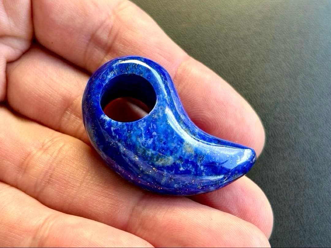 ちくわ様　幸運を象徴する最強の聖石　幻のロイヤルブルーオールドラピスラズリの勾玉