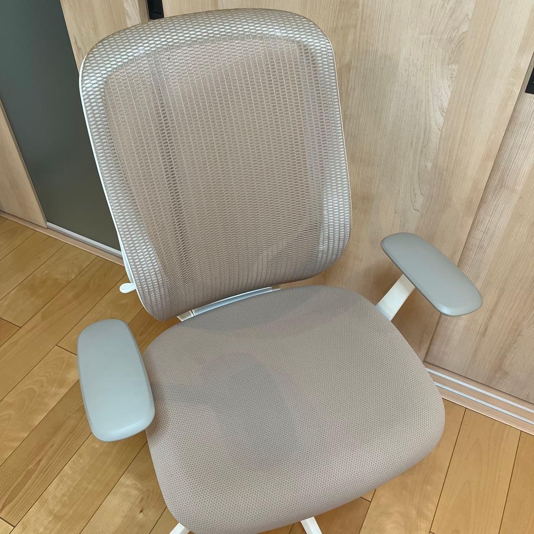 【美品】2021年製　オカムラ シルフィー ハイバック 可動肘 ライトグレー