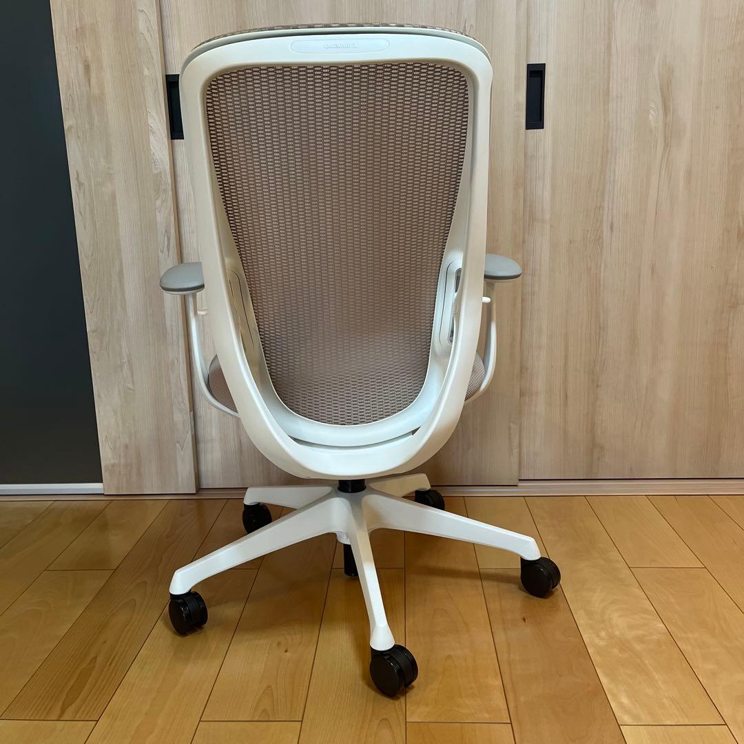 【美品】2021年製　オカムラ シルフィー ハイバック 可動肘 ライトグレー
