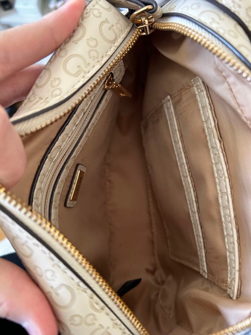 GUESS ショルダーバッグ ホワイト