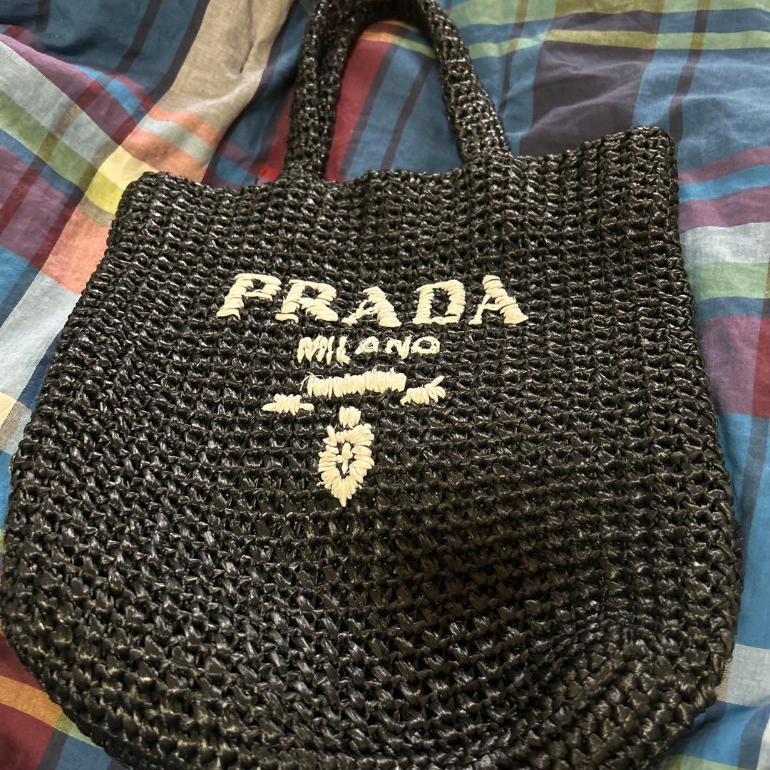 プラダ　クロシェ　スモールバッグ　持ち手に擦れや使用感あり