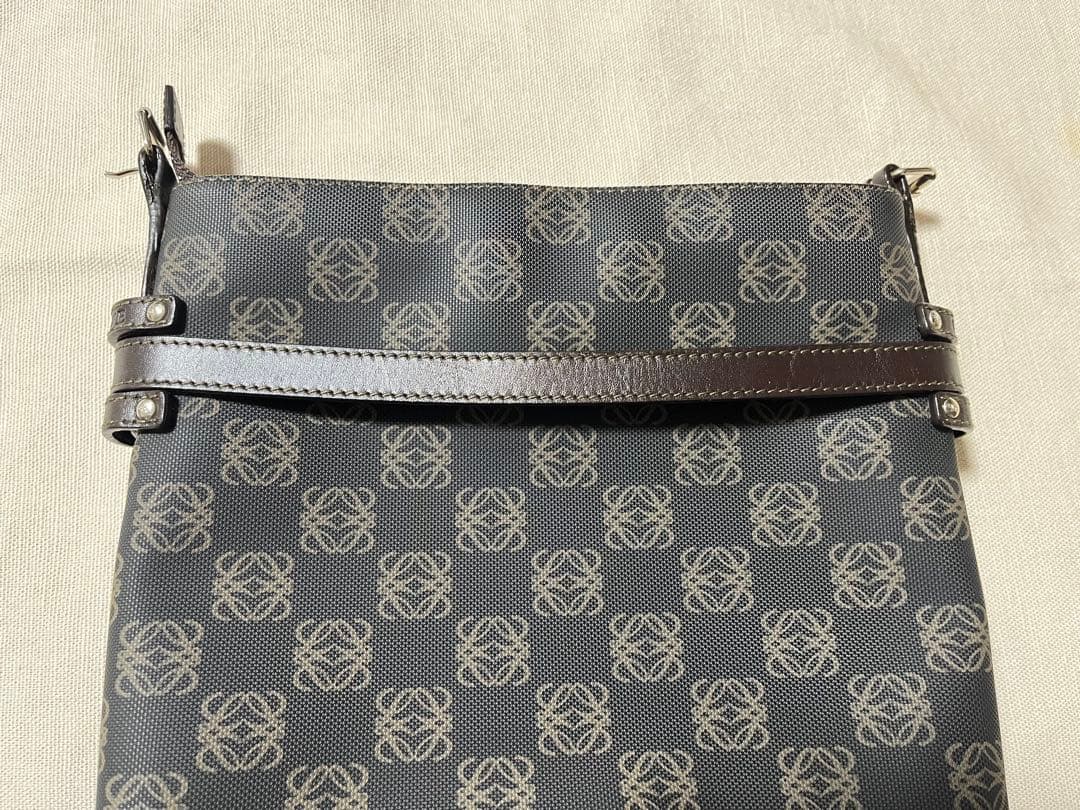 美品 ロエベ ポケッツ アナグラム 斜め掛けショルダーバッグ レザー・PVC