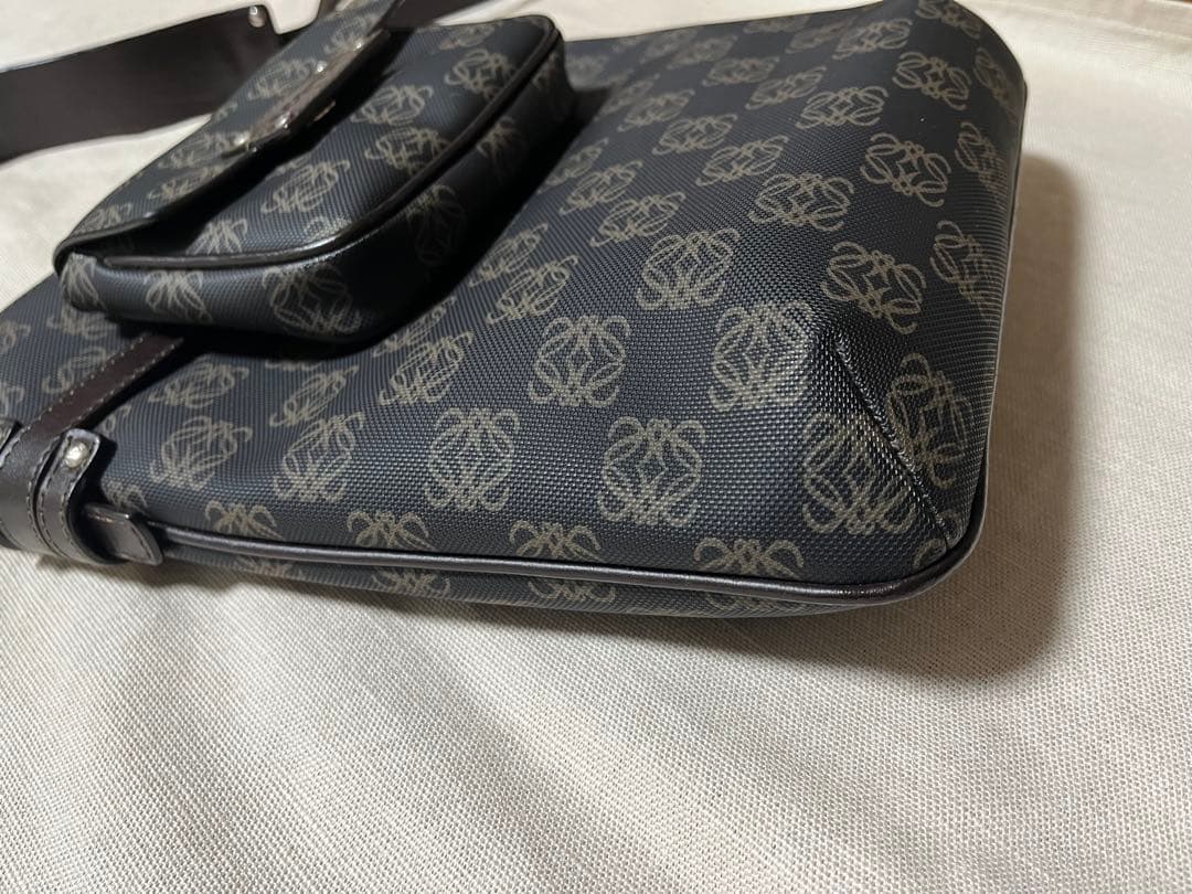 美品 ロエベ ポケッツ アナグラム 斜め掛けショルダーバッグ レザー・PVC