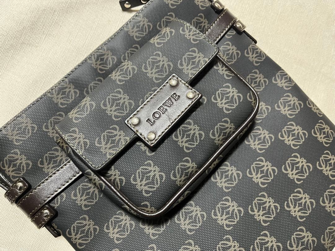 美品 ロエベ ポケッツ アナグラム 斜め掛けショルダーバッグ レザー・PVC