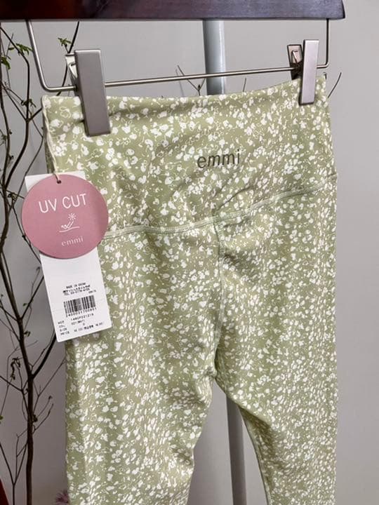 【エミヨガ新品2点セット❗️】ミニフラワーレギンス&ロゴアシンメトリーTシャツ