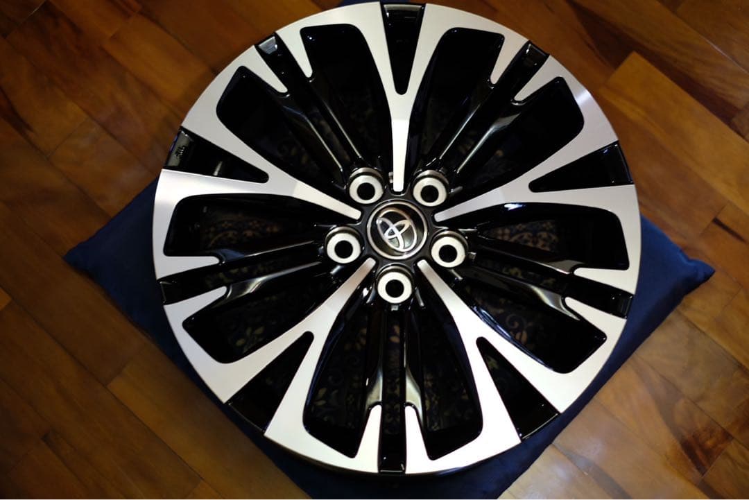 ヤリスクロス純正ホイール18インチ新車外し送料込　18×7J 美品4本セット