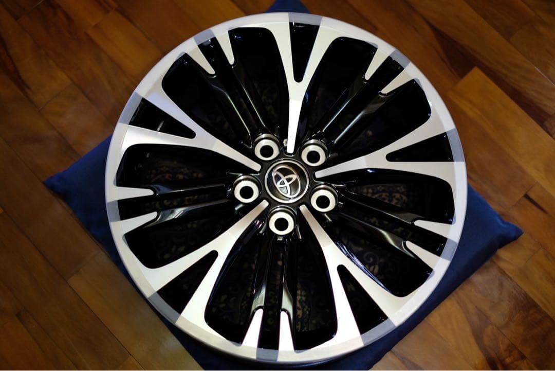 ヤリスクロス純正ホイール18インチ新車外し送料込　18×7J 美品4本セット