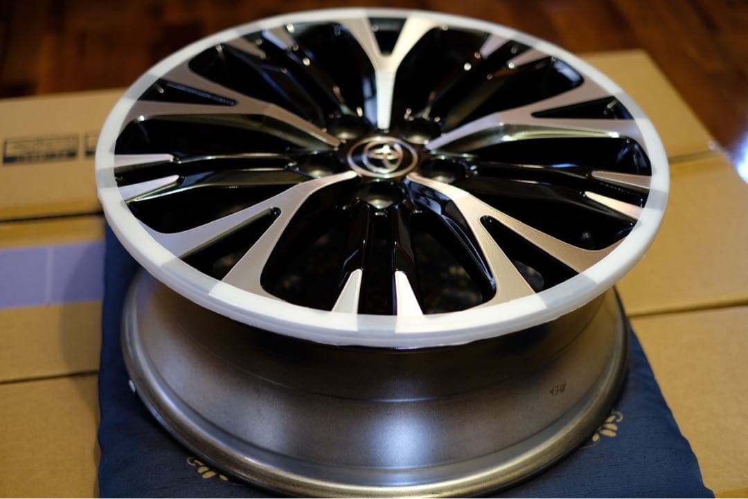 ヤリスクロス純正ホイール18インチ新車外し送料込　18×7J 美品4本セット
