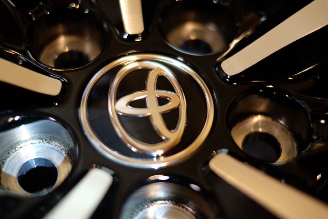 ヤリスクロス純正ホイール18インチ新車外し送料込　18×7J 美品4本セット