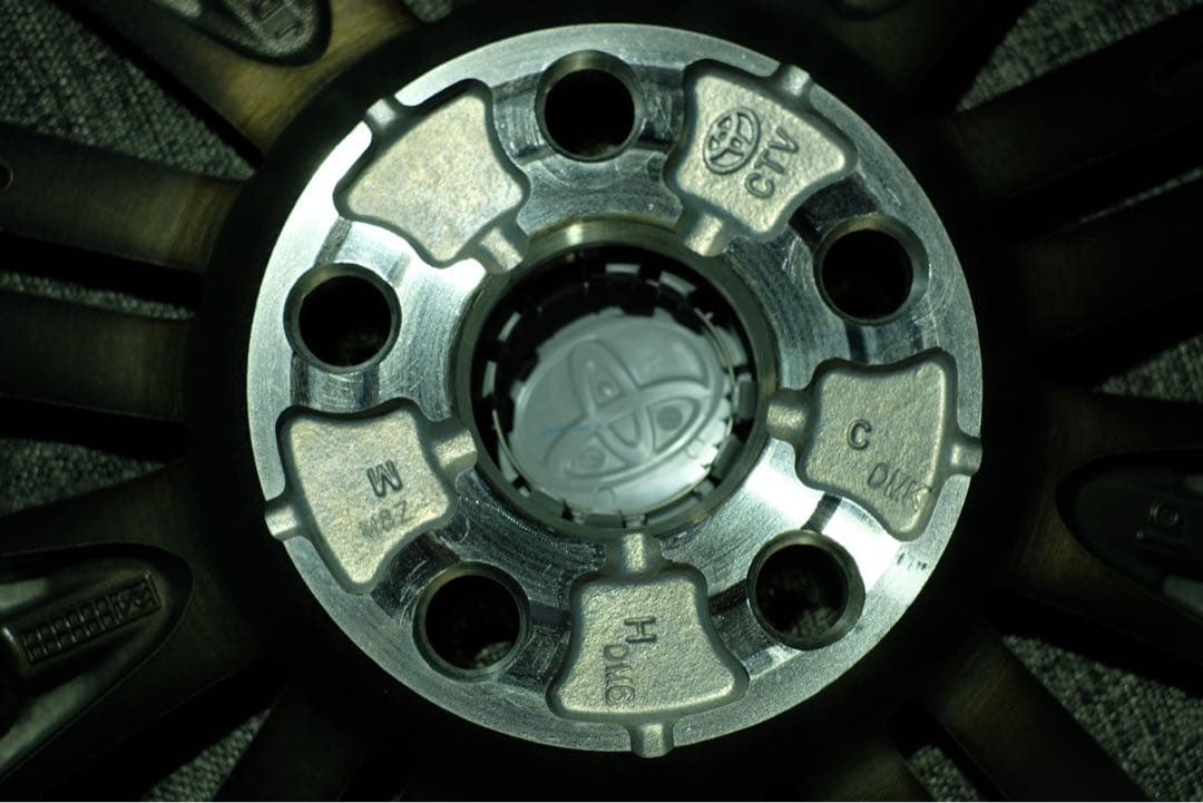 ヤリスクロス純正ホイール18インチ新車外し送料込　18×7J 美品4本セット