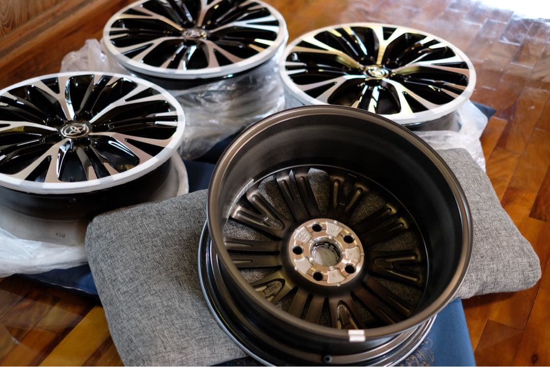 ヤリスクロス純正ホイール18インチ新車外し送料込　18×7J 美品4本セット